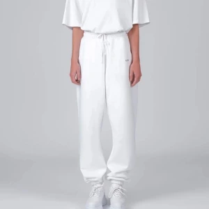 LXA mjukisbyxor  - Vita mjukis byxor från LXA (Linn Ahlborg märke). Sparsamt använda så väldigt fint skick, inga fläckar eller liknande. Nypris ligger runt 700kr. I storlek xs men det är unisex storlek så passar även en small skulle jag säga🤎