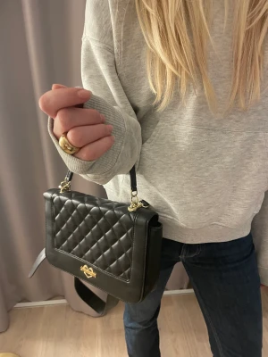 Väska  - Skit najs väska!! Perfekt storlek  Köpt för 2800kr 