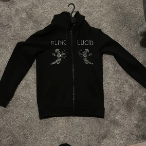 Bling Lucid Rhinestone hoodie  - Säljer en helt ny och oanvänd bling lucid rhinestone hoodie. Den är aldrig använd och alla pärlor kvar och precis som ny. Perfekt nu till vintern jätte varm i storlek Xs. Mitt pris 479kr, ny pris 700kr. 