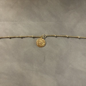 Äkta guld armband - Armband pläterad med äkta guld med ett fint mynt på. Vet ej märket men håller för vatten osv. Säljer då jag inte längre använder.