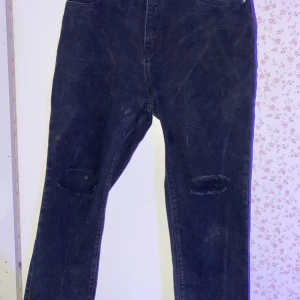 Svarta jeans - Svarta jeans, highwaist och smalare på låren orginalet är från SHEIN