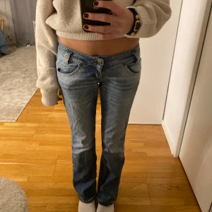 Lågmidjade jeans  - Super fina lågmidjade jeans från Lee. Storlek W27, L35. De är uppsprättade nere. Innerbenslängd 77 cm och midjemått 36 cm 