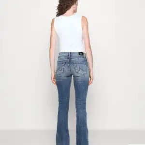 säljer mina fina LTB jeans då jag behöver pengar. Köpta för 910kr💘 nytt skick , storlek 27x34!