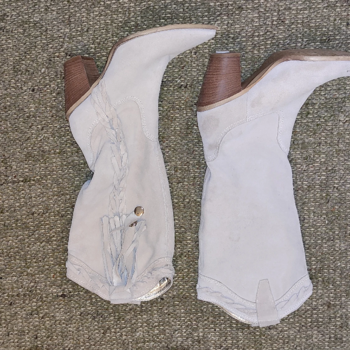 Beigea mocka stövlar med klack - 91