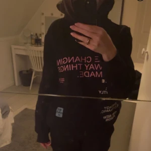 Hoodie med tryck - Hoodie med tryck i storlek d tror den är från asos, snöret har jag tagit bort då jag tyckte det blev snyggare. Går självklart att sätta i snöre om man vill det. Hör av er vid frågor💗