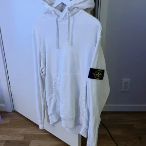 Stone island hoodie - En vit Stone island hoodie i väldigt bra skick, säljer pga att jag har växt ur den. Pris kan diskuteras.