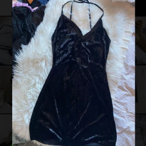 Zara klänning - Super fin sammet klänning från zara! Använd endast en gång, perfekt till nyår eller fest! 🖤