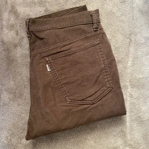 Levi's manchesterbyxor - Raka manchesterbyxor från Levi's köpta second hand. De passar ubgefär en W30. 