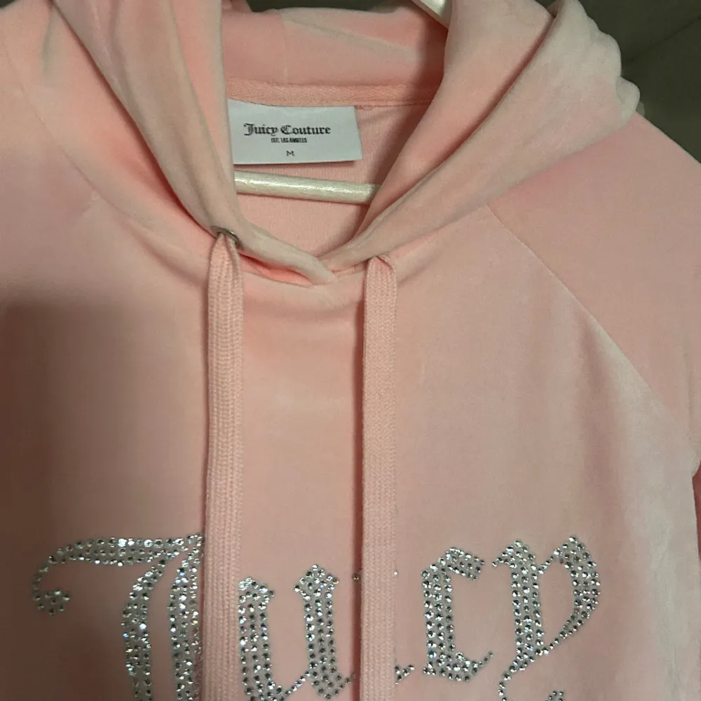 Helt oanvänd Juicy Couture Hoodie, mjuk i matrielet med en ligga gjort av glitter! . Hoodies.