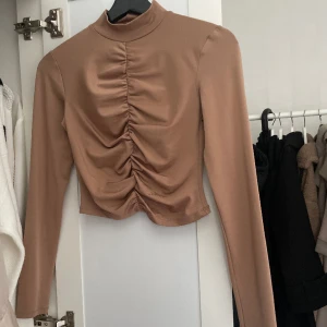 Tröja med scrunch  - Super fin tröja som sätter sig fint på kroppen. Använd ca 5 gånger men är så gott som ny. 