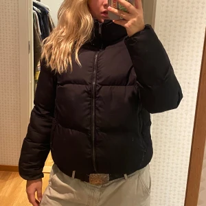 Svart puffer jacka  - Svart jacka, puffer. 