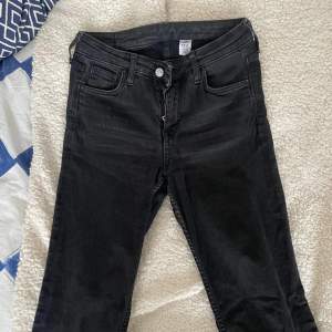 Älskade de här jeansen förut men brukar aldrig ha midwaist längre. Väldigt snygga jeans från HM köpta utomlands. Stretch och snygg urtvättning. Midja 36 och innerbenslängd 81