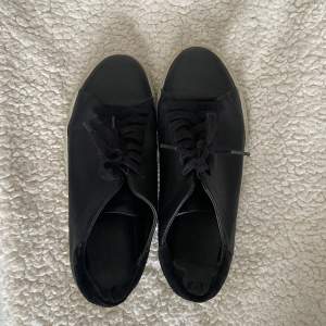 Ett par basic svarta sneakers från Arigato. Tyvärr för små för mig som har storlek 40. Köpta här på plick och använda några få gånger!