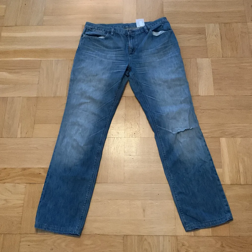 Säljer dessa jeans då dom inte passar mig, bra skick, säljer för 180 men är öppen för prisförslag💕 skriv för mer info🤍. Jeans & Byxor.