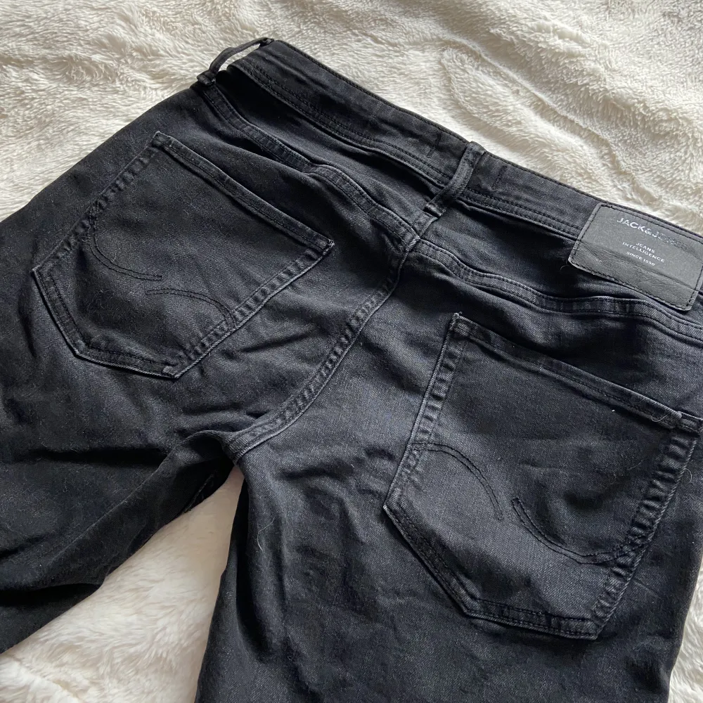 Svarta Jack&Jones jeans i princip oanvända och i nyskick. Straight i passformen. Nypris 600kr. Jeans & Byxor.
