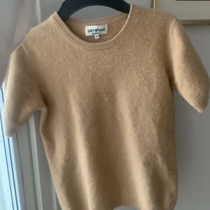 Soft goat t-shirt - Säljer denna ursnygga stickade tröja från soft goat. Den är i cashmere och i bra skick. Storlek xs, men den är liten i storleken så skulle säga att den passar xxs. Hör av dig vid intresse💕