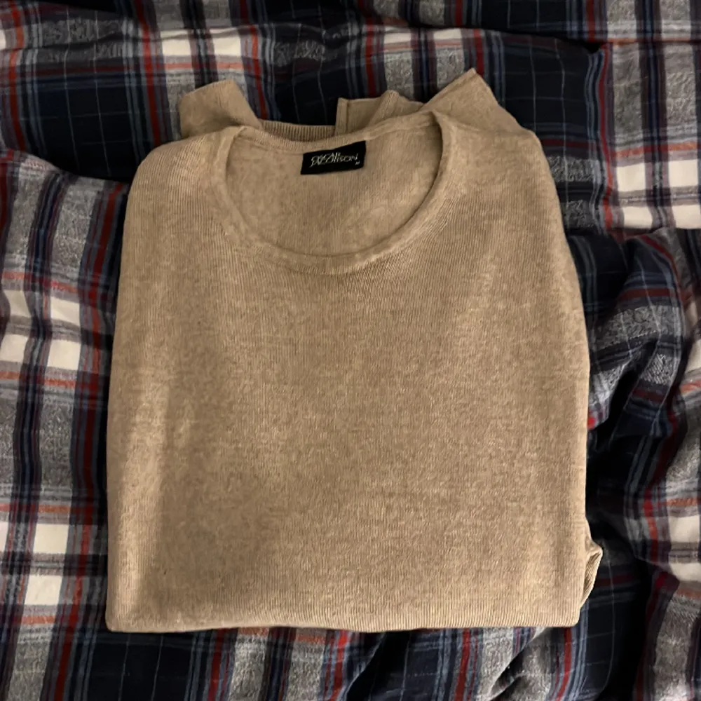 Säljer denna sjukt snygga Merino ull tröjan från Oscar Jacobson, tröjan är sjukt snygg och i rintigt bra skick Nypris:1500 Skick 9/10. Stickat.