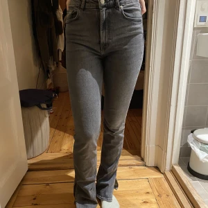 Zara jeans med slit - Snygga zara jeans! Jag är 175