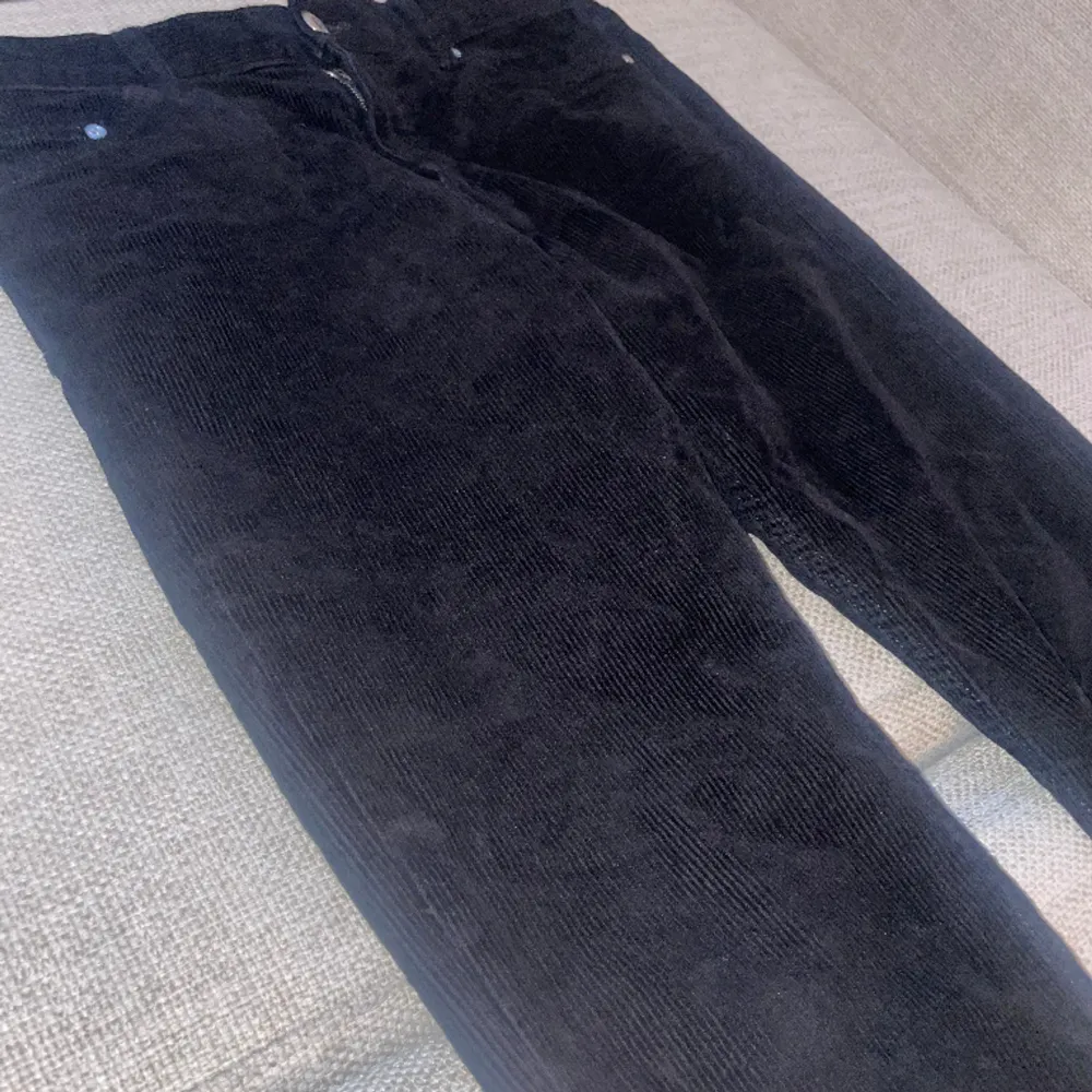 Svarta par byxor från Weekday. Väldigt fräscha och i bra skick (lämnas antingen nytvättade/strykta eller båda). Jeans & Byxor.
