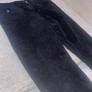 Svarta par byxor från Weekday. Väldigt fräscha och i bra skick (lämnas antingen nytvättade/strykta eller båda)