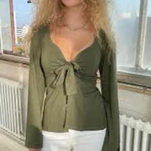 Design by si tröja - Säljer denna jättefina tröja från design by si, knappt använd. Storlek xs/s