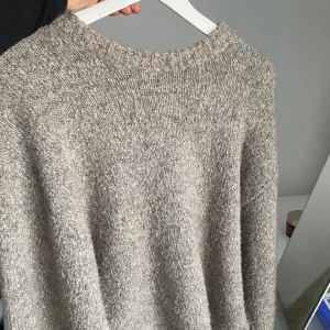 stickad tröja  - En utav mina favorit höst/ vinter tröjor, så mysig men valt att rensa ut min garderob och därav valt att sälja denna. En stickad tröja i färgen brun/ grå från Carin Wester, original priset 699kr. tröjan har slits längst ner av tröjan på vardera sida💕