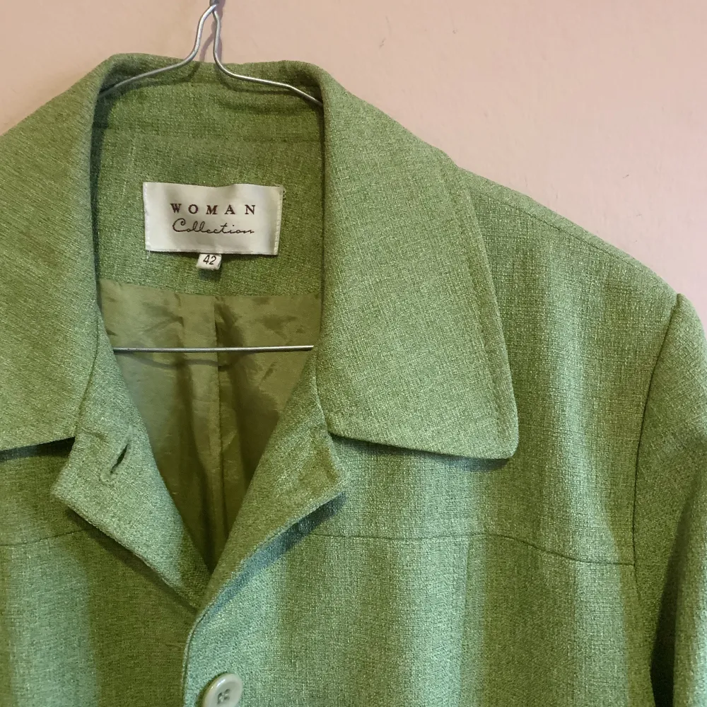Grön boxig kavaj från Woman Collection. Strl 42, längd från axel 67 cm. Polyester. Köpt 2hand. Jackor.