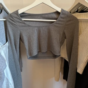 Långärmad topp - Jätte fin basic långärmad topp. Tröjan är använd endast nån gång och är i väldigt bra skick💗