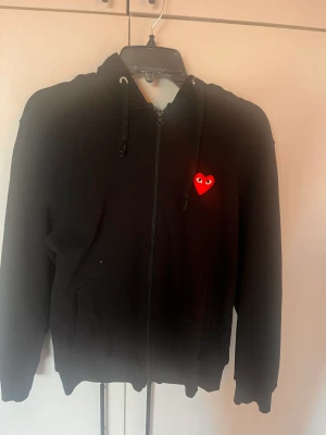 CDG zip hoodie storlek L/S - Snygg CDG zip hoodie i storlek L (sitter som S) mycket bra skick 