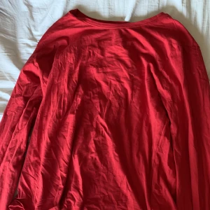 Röd lång ärmad - Säljer denna röda lång ärmad