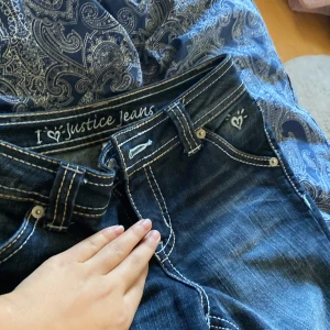 I ❤️Justice jeans - Super snygga jeans, från I ❤️ Justice jeans som ej går o köpa längre bara av folk. Passar barn💗