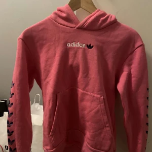 Adidas hoodie  - Använd 1 gång,bra skick,kan strykas innan Köping och pris diskuteras vid köp. 