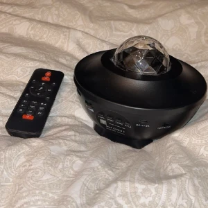 Galaxy lampa/rymdlampa med bluetooth högtalare - Lampa som kan lysa i en massa olika färger, med stjärnor eller utan. Nästan aldrig använd Säljer då jag inte har mycket användning av den längre!