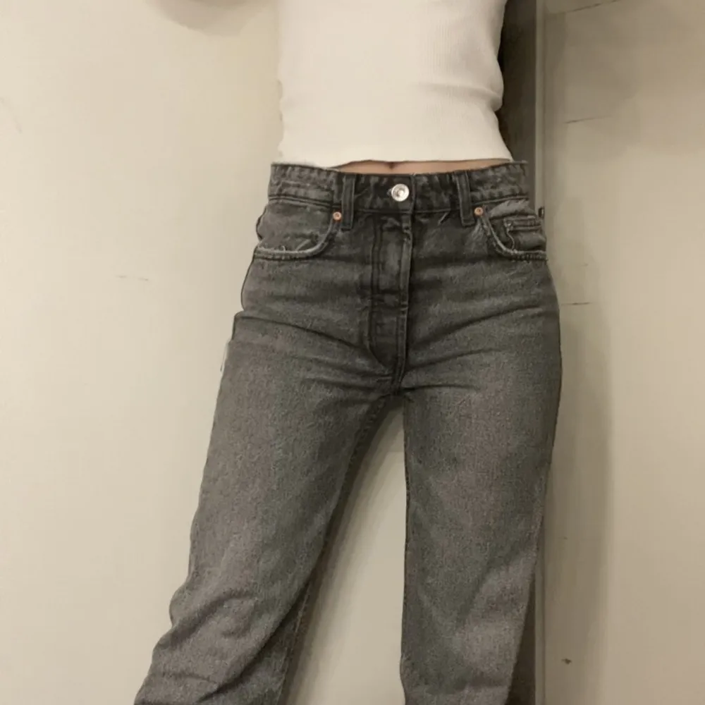 Jeans från zara i bra skick. Rak passform och medelhög midja.. Jeans & Byxor.