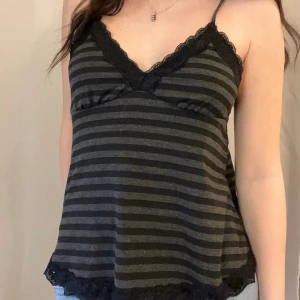 Linne  - Gulligt linne med spetskanter❣️