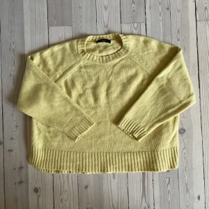 Max Mara ulltröja  - Ljusgul ulltröja från Max Mara Weekend. Materiallappen är bortklippt, men den passar storlek S/36. Sparsamt använd och i mycket fint skick!