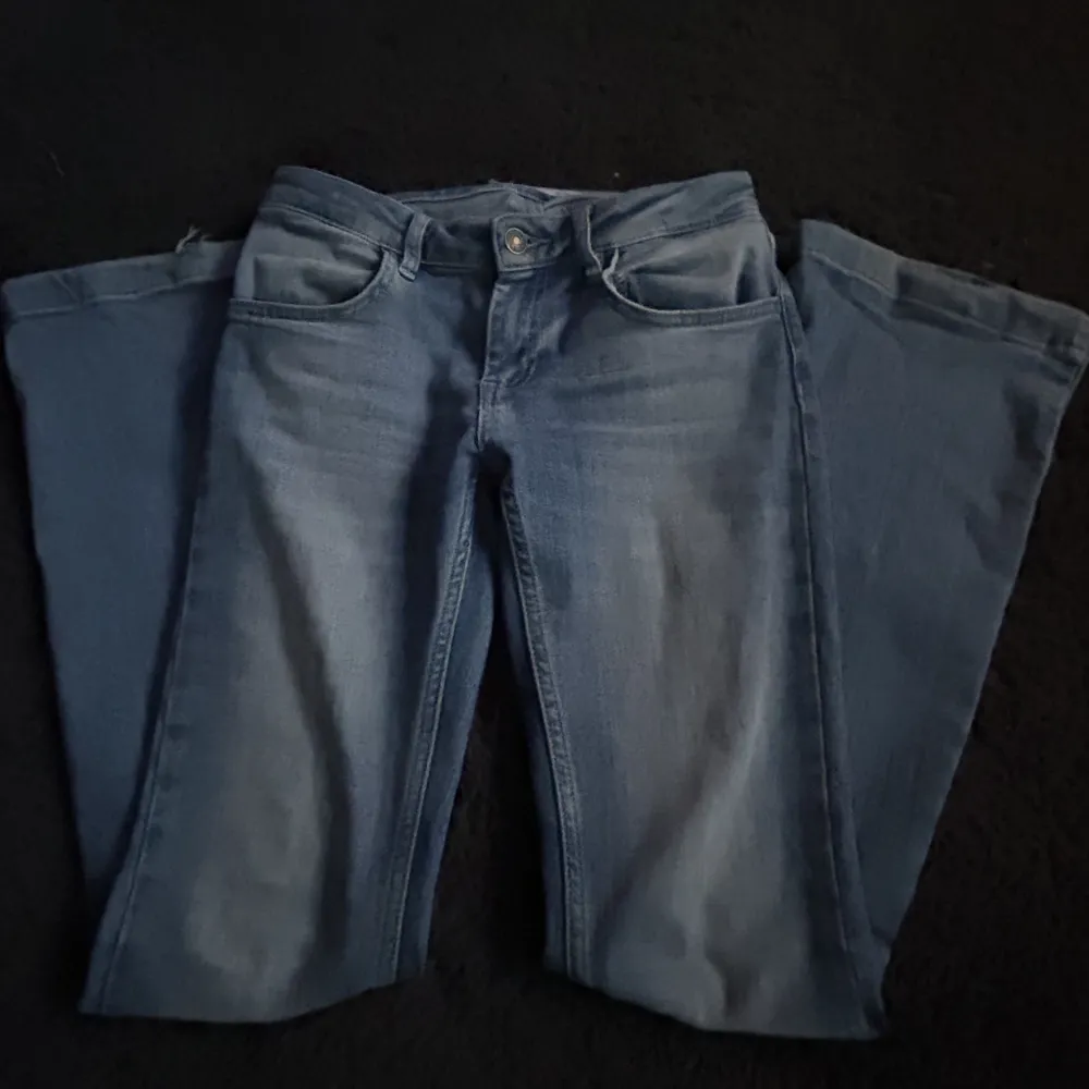 Lågmidjade jeans köpta i Italien för 800kr. Säljs för 550+frakt.. Jeans & Byxor.