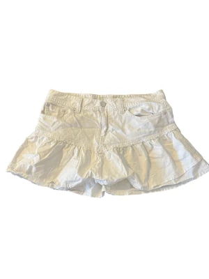 Vit jeanskjol med volang - Söt jeanskjol med volang, sitter lågmidjat och i jättebra skick💖💖skriv vid ytterligare frågor<3