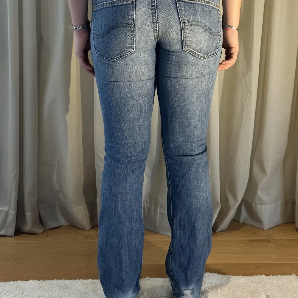 Riktigt najs lowwaist jeans från lee. Tyvärr för små för mig. Midjemått 42cm innerbenslängd 76cm! 💗💗. Jeans & Byxor.