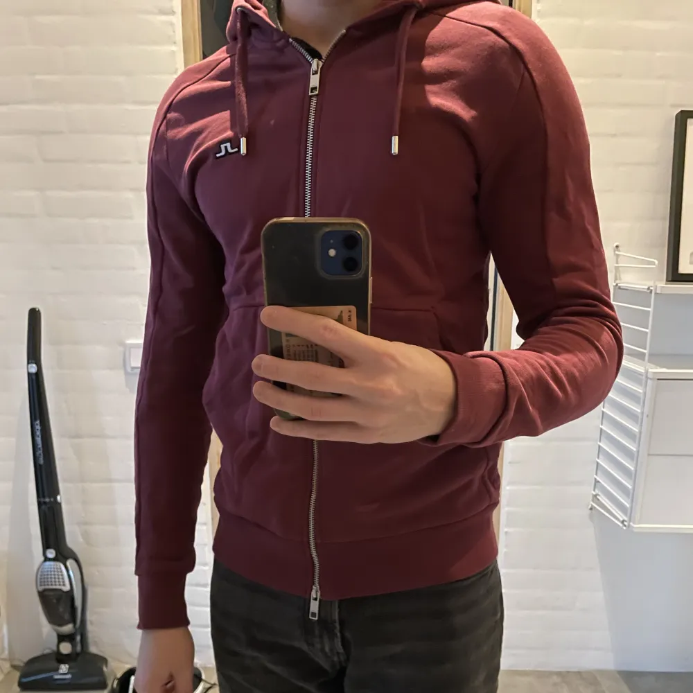 Nästan helt oanvänd zip hoodie från Johan Lindeberg. Riktigt bra kvalite och fet färg. Säljer då den är lite för liten. Den är storlek S och passar säkert bra om du är lite mindre än det också. Nypris ca 1500kr.. Hoodies.