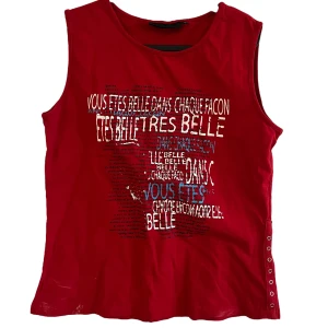 Röd topp med tryck - Snygg röd topp med tryck och detaljer⚡️⚡️ skriv för mer info<3