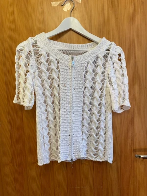 Stickad tröja - Stickad kortärmad tröja med fina detaljer, väl omhändertagen 
