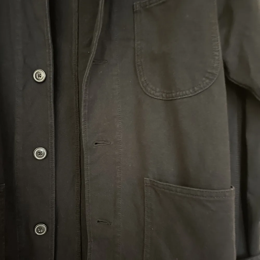 Jag säljer min Uniqlo cotton oversized jacket, 100% cotton och i perfekt skick.   Storlek: S  Färg: Navy Material:  100% Cotton Skick: Mycket Bra Sex: Man . Jackor.
