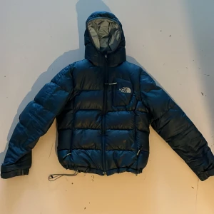Blå the North face jacka - Väldigt fin the north face jacka som är perfekt nu inför vintern, helt okej skick
