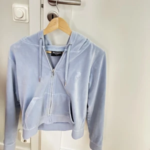 Juicy Couture Hoodie - helt ny men vill inte ha den då den är för stor på mig, gillar inte att se bölsig ut. inga defekter överhuvudtaget 🤍