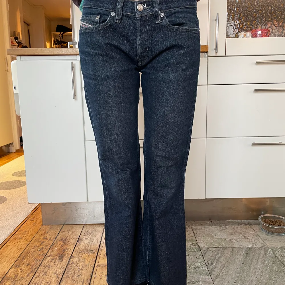 Diesel low rise utsvängda jeans storlek 26. Längd bedöms till 30 (26/30)- innerbenslängden är 69,5 cm. Jeans & Byxor.