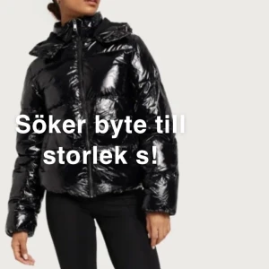 Nelly jacka byte till storlek s - Jätte fin Nelly jacka som ja skulle vilja byta ja har xs i min den är i nytt skick och behöver byta så snabbt som möjligt hör av er vid mer bilder eller frågor❤️