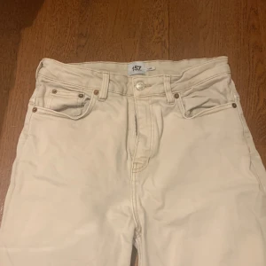 Jeans💛 - Hej! Jag säljer nu ett par jeans, då det inte är min stil, inte passar bra på mig. De är använda 1 gång. Det är strl M. 