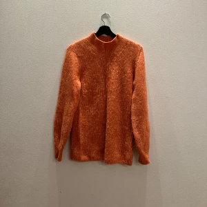 Stickad tröja/ COS - Väl använd, lite noppig