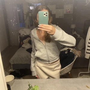 Grå croppad hoodie - Grå croppad hoodie med snören💘